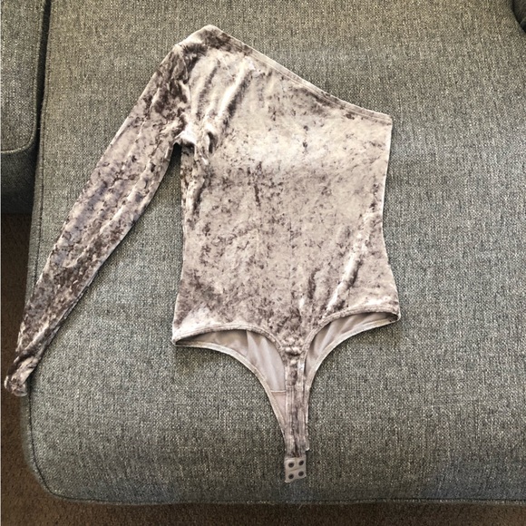 GUESS ONE SHOULDER CRUSHED VELVET MUTED GREY-ISH GREEN THONG BODYSUIT SIZE SMALL - Picture 10 of 11